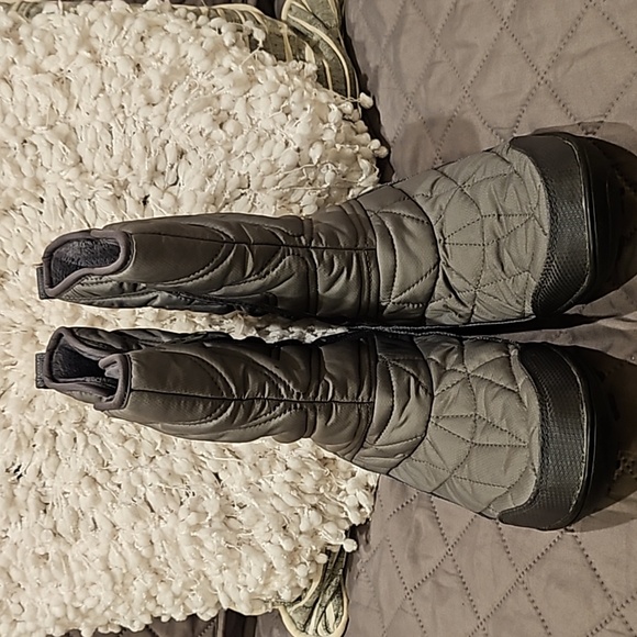 Columbia Boots - Picture 2 of 16